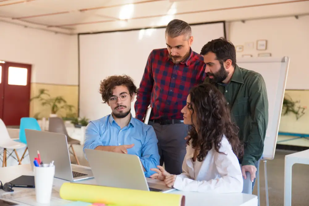 Equipo de jóvenes trabajando